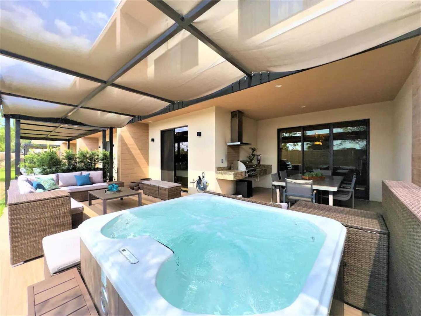 Casa de férias Sophisticated 4 En W Private Hot Tub & Bb *